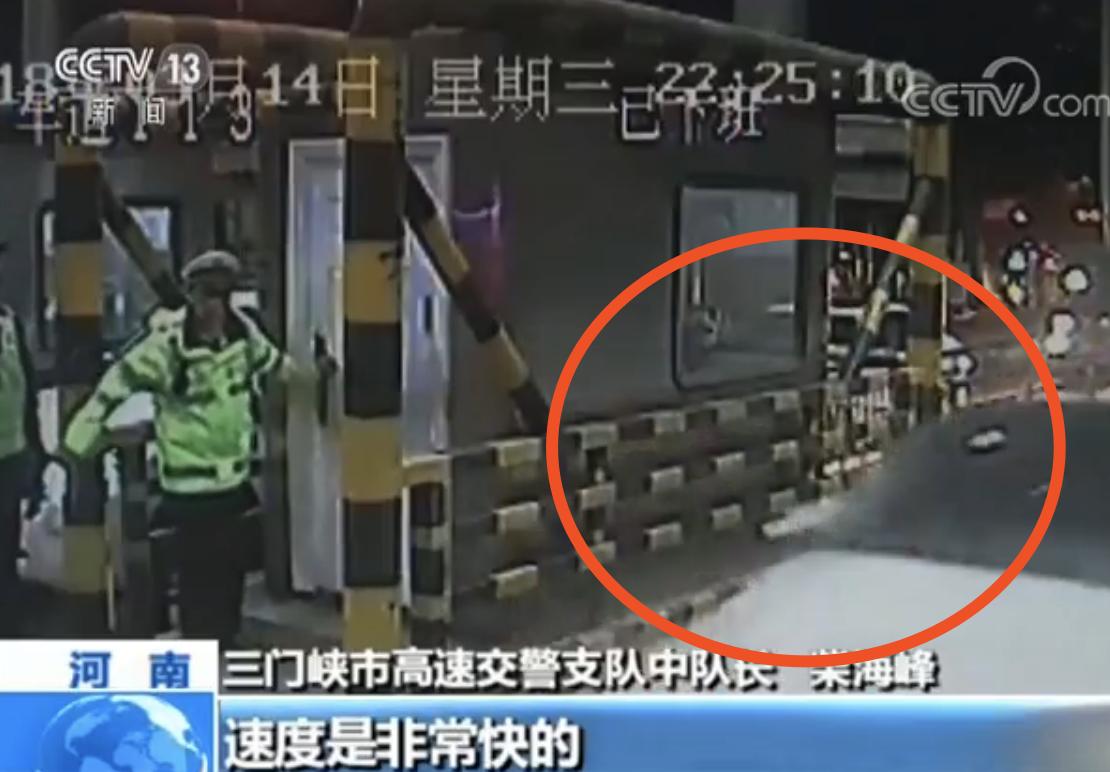 △图/奔驰车闯过收费站