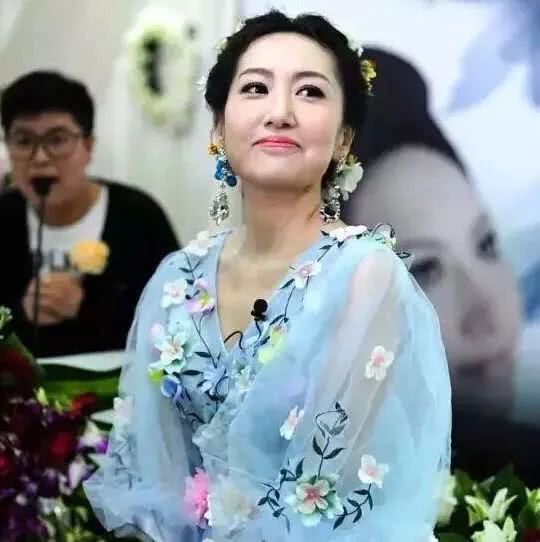 癌症女孩为自己办了一场追悼会，亲友哭了，她却笑着说…