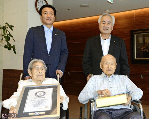 接受高松市市长大西秀人（后排左）拜会的松本政雄（前排右）和Miya子