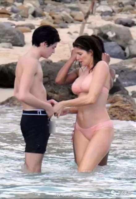 都这么大了，还和妈妈搂着亲亲？