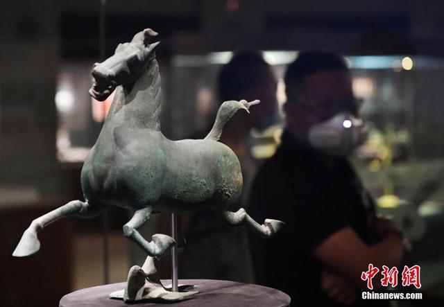 “铜奔马”真品在甘肃省博物馆展出