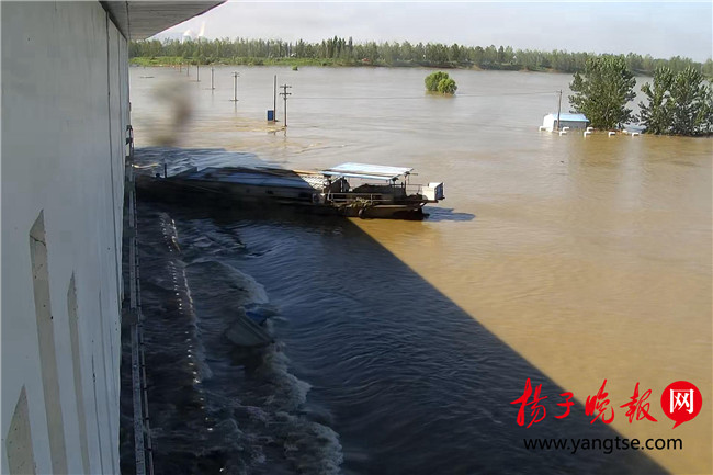 缆绳断裂船只撞上泄洪闸 两名被困人员被救