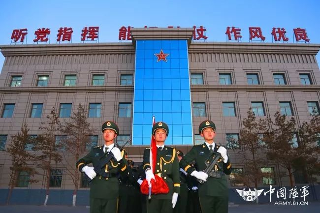 我是中国人民解放军陆军,今天我为祖国升旗!