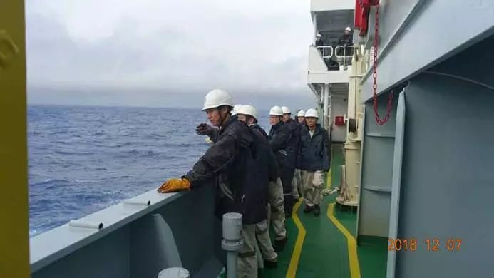 船员们在主甲板上了望搜寻并按计划做好各项救援准备工作