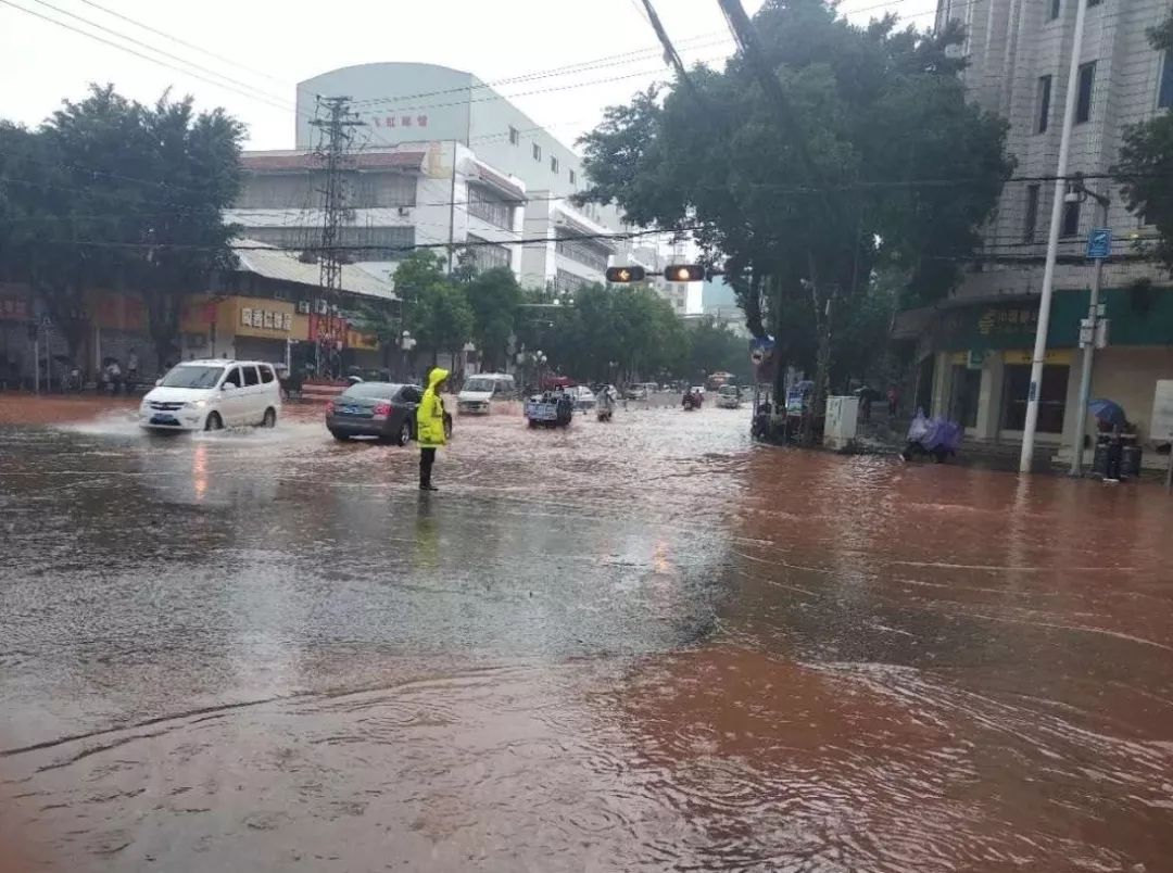暴雨过后,南宁沦陷!就算大雨让整座城市颠倒,他们也会