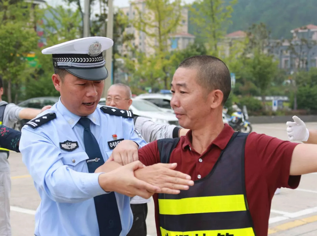 凯里:交警组织开展交通协管员交通手势信号培训