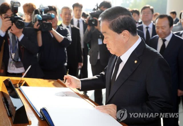 韩国新任国会议长参拜烈士墓 留下八个汉字表心志