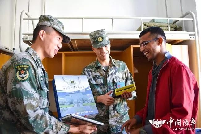 巴西、加拿大、埃及等11个国家军事院校的学员代表陆续抵达南京……