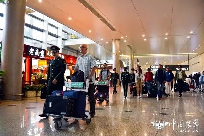 巴西、加拿大、埃及等11个国家军事院校的学员代表陆续抵达南京……