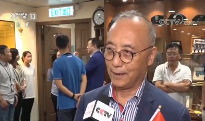 香港市民中秋撑警:祝香港明天更美好 香港市民中秋撑警:祝香港明天更美好