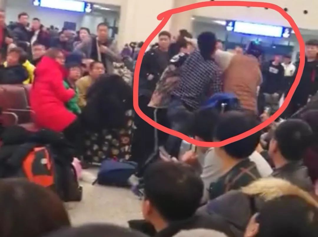 互打耳光、薅头发…拉都拉不开!俩女子在哈尔