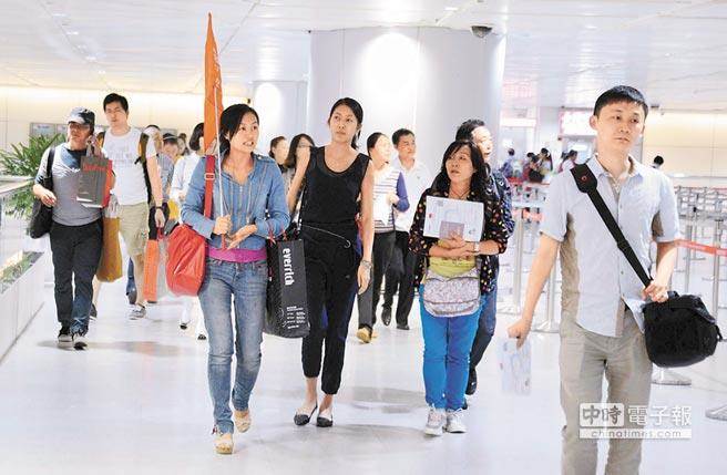 导游在桃园机场引导大陆游客团。(台湾《中时电子报》资料图)