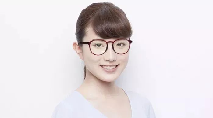 很多中国游客来日本，爆买它们家的眼镜！便宜又好用…