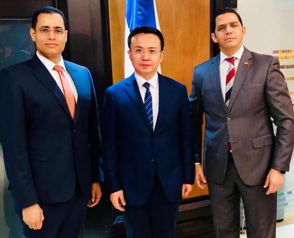 萨尔瓦多与台当局断交前,中国首任驻多米尼加