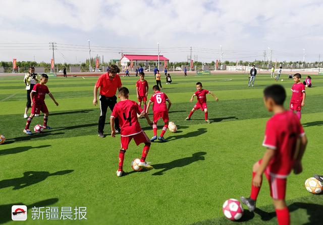 U11U13足球训练开营 欧洲教练带新疆小将踢球