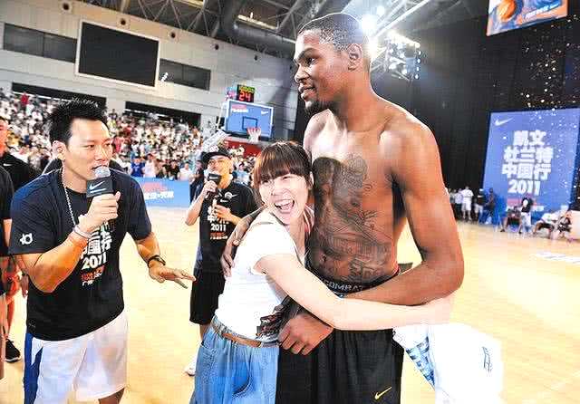 nba女观众主动亲吻,nba女观众主动亲吻视频
