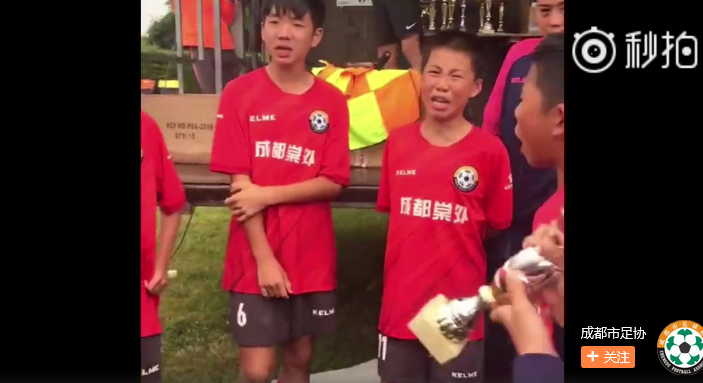法国夺冠含泪高唱国歌,这群中国足球少年圈粉