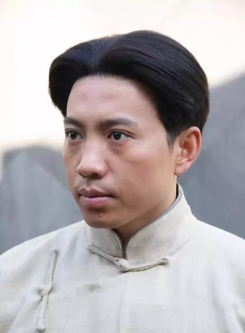 有限公司等联合出品的谍战剧《兵出潼关》中,出演了"关中冷娃"方振东