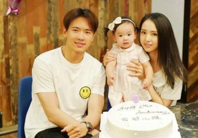 董璇一家搬往澳洲，神情憔悴照顾女儿，一个细节被质疑是摆拍