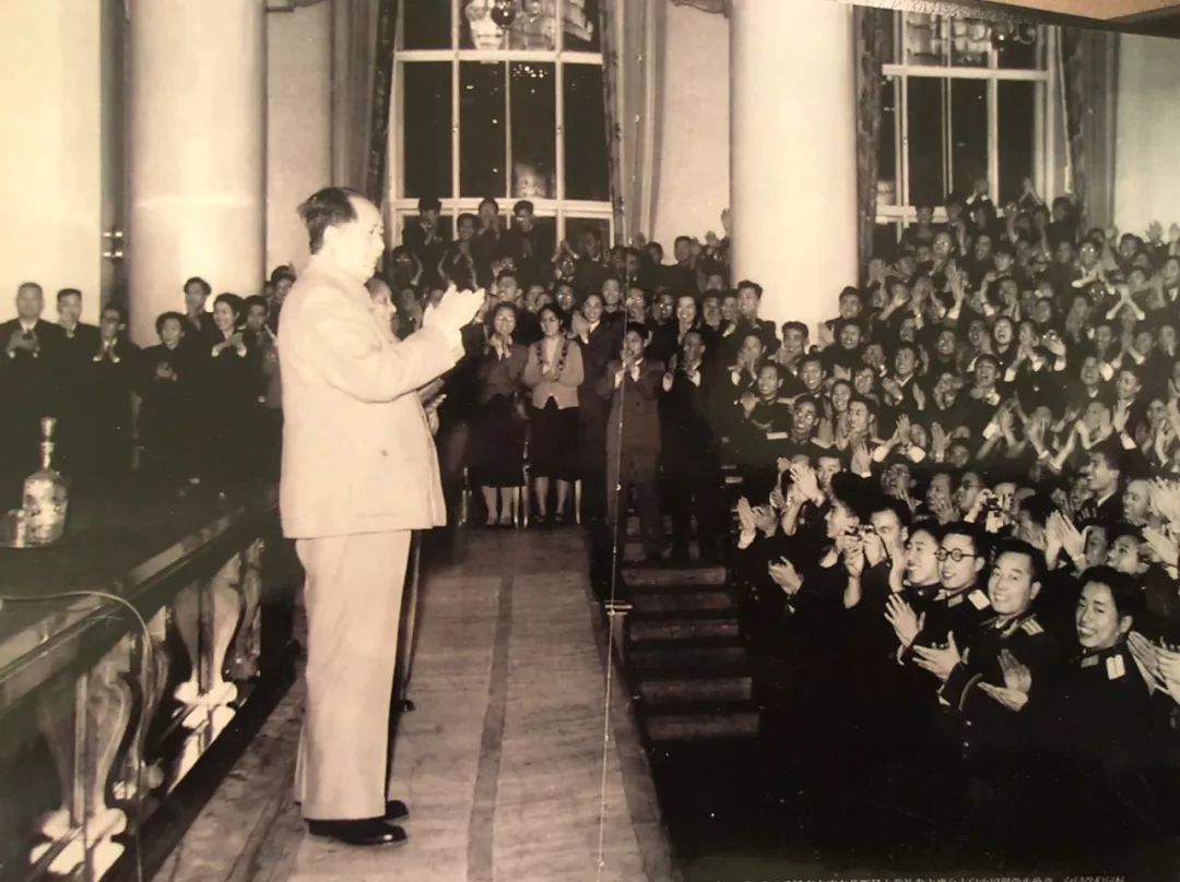 1957年11月17日，毛主席在莫斯科大学礼堂接见留苏学生并发表重要讲话