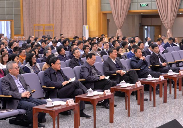 国家发展改革委党组理论学习中心组就深入贯彻实施宪法举