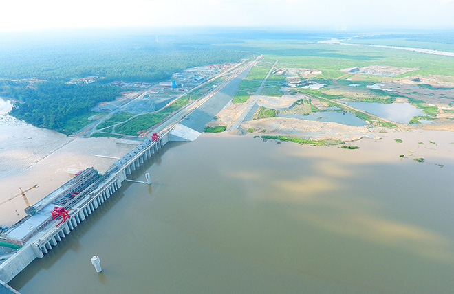 7月15日，柬埔寨桑河二级水电站开始下闸试蓄水。图丨中国能建