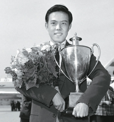 　　1959年4月22日，为新中国获得第一个世界冠军的乒乓球选手容国团载誉归来。 新华社记者 张赫嵩摄
