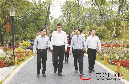 市委常委,常务副市长白涛与参加开园活动的嘉宾,市民一起,进入东莞