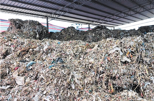 贵港市水泥厂区内堆满种种塑料垃圾。谢佳沥摄