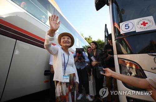8月20日上午,在江原道束草市韩华度假村,一名探亲老人在乘车前挥手致意。(韩联社)