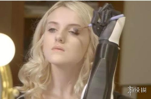 卡神这是一箭双雕啊!其团队为13岁女孩打造机械手臂