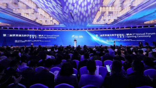 新万博官方网投-乌克兰广告牌出现这一幕:波罗申科与普京四目相对