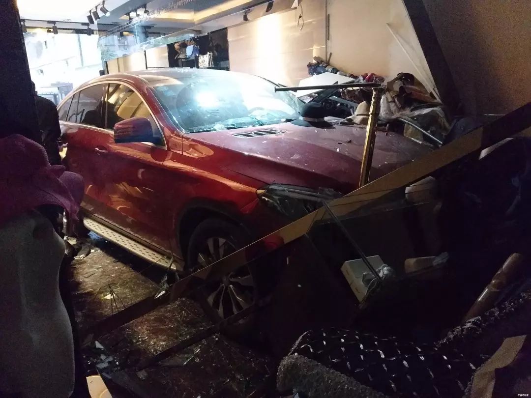 女司机凌晨开奔驰,一头冲进服装店!搞半天是个“荷包驾照”