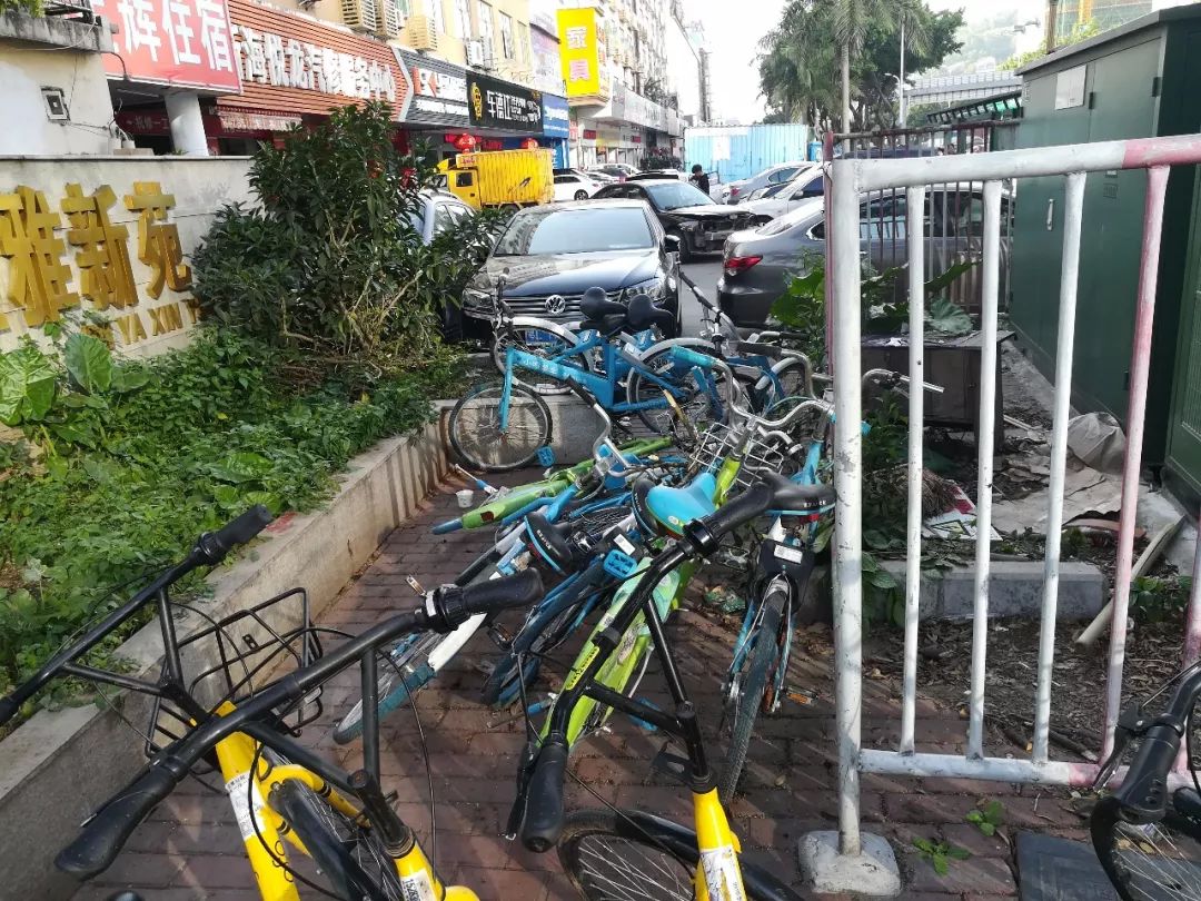 “僵尸车”无人认领,随意堆放在街头。