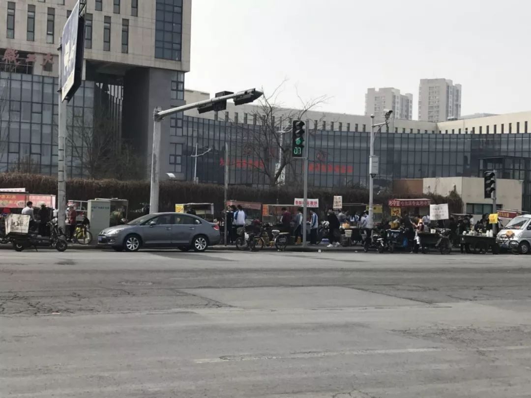 天津一些校园外无证无照流动小吃摊聚集 卫生