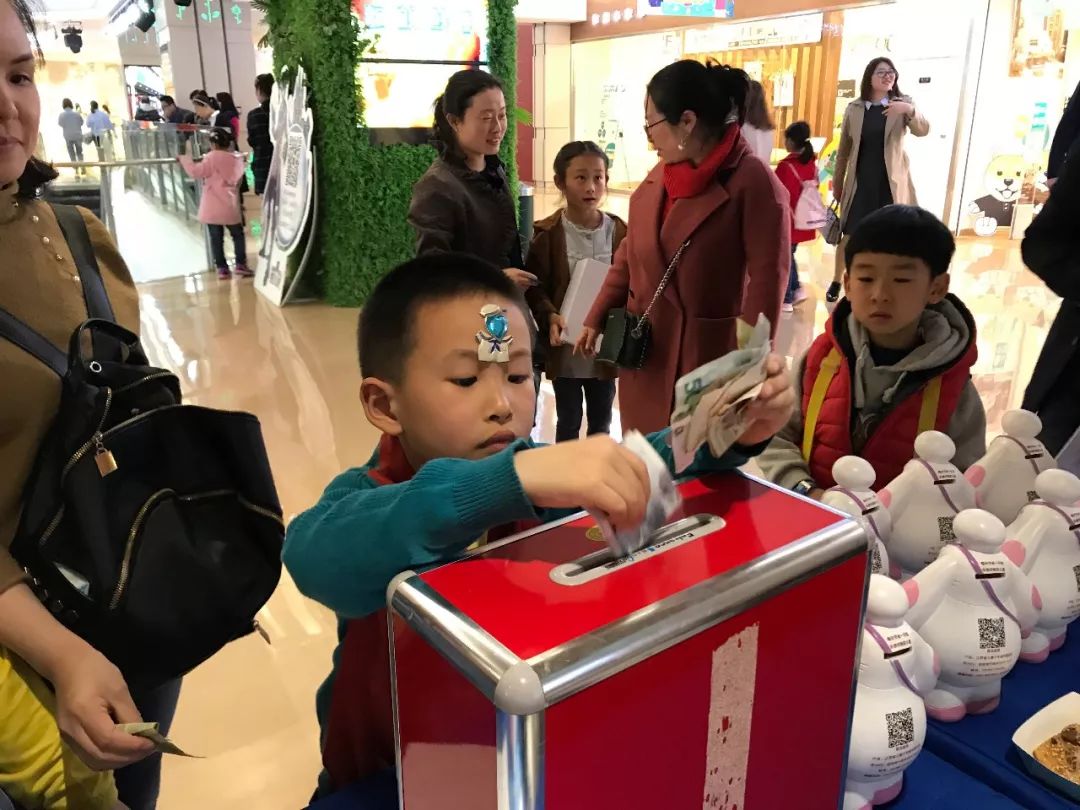 【水滴公益】晨报小记者积极参与 义卖首日爱