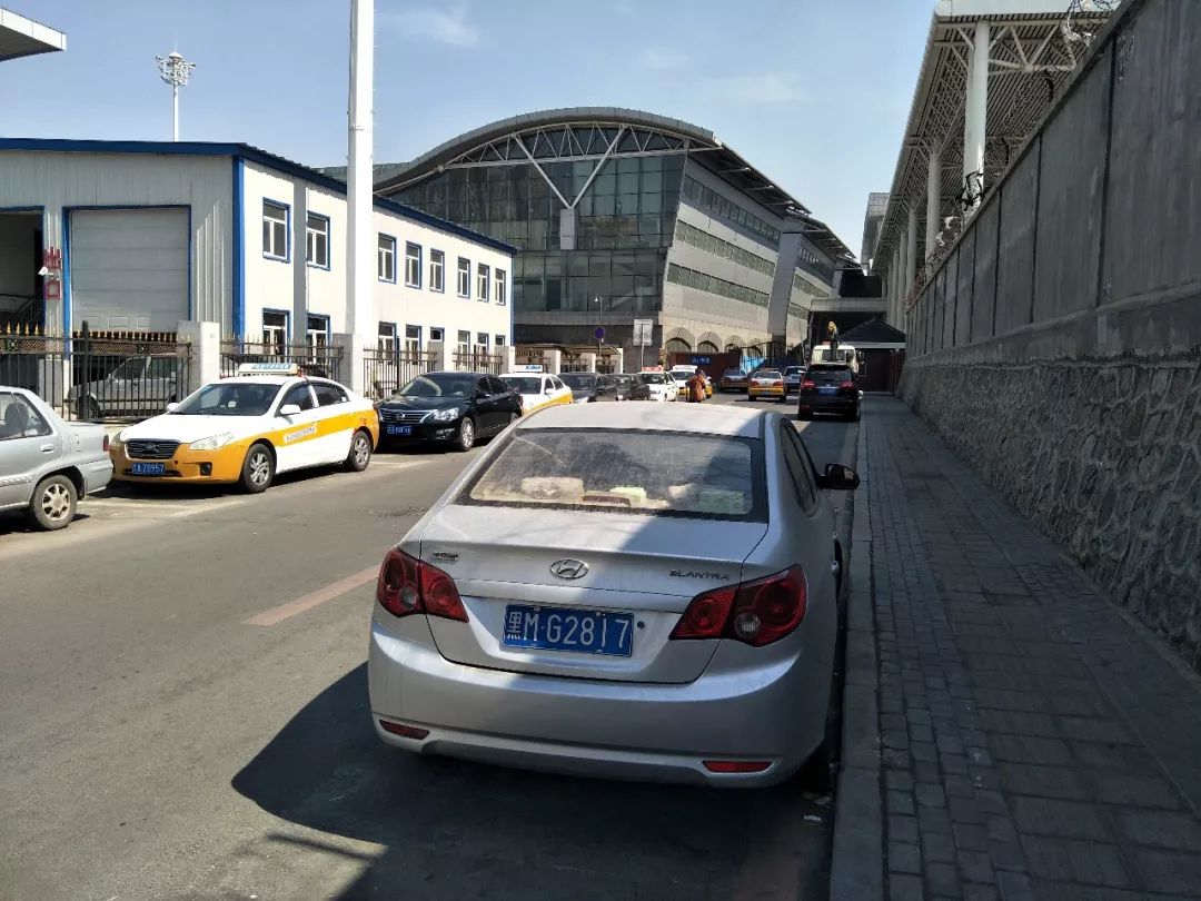 长春站北口这段路又画停车泊位又画禁停黄线,