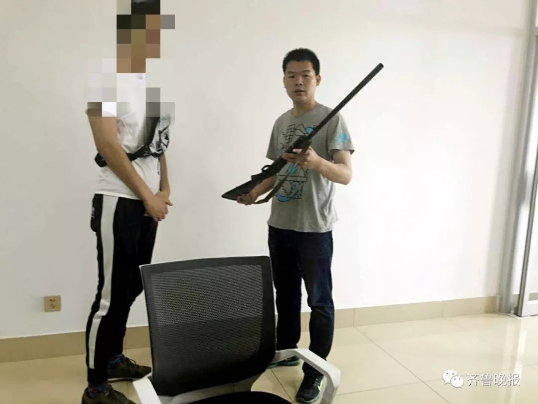 男童手拿单管猎枪拍视频,济南民警刷抖音顺便