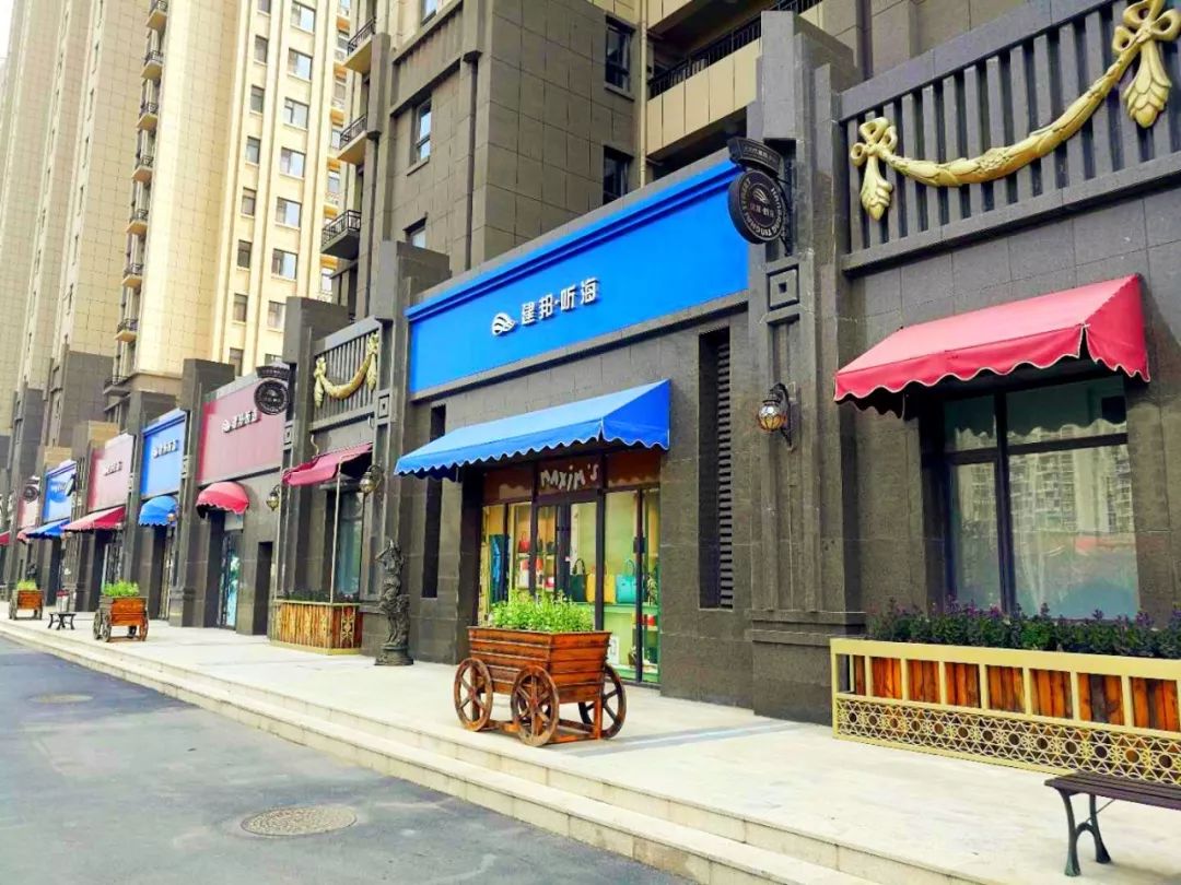 临街、地铁沿线、70年产权!电商当道，西海岸这样的社区商铺成了香饽饽!