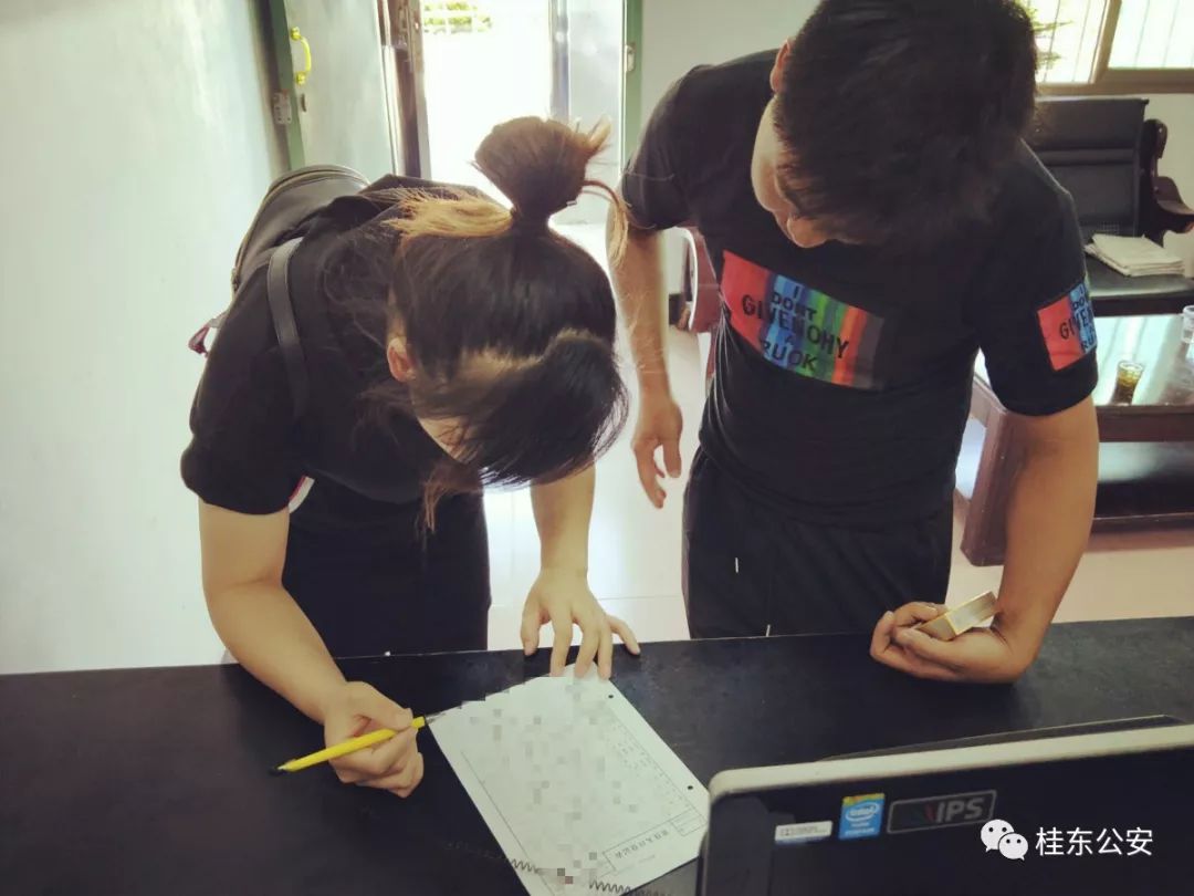 1527305815784274.jpg ▲陈某在家人陪同下前来清泉派出所申领户口簿