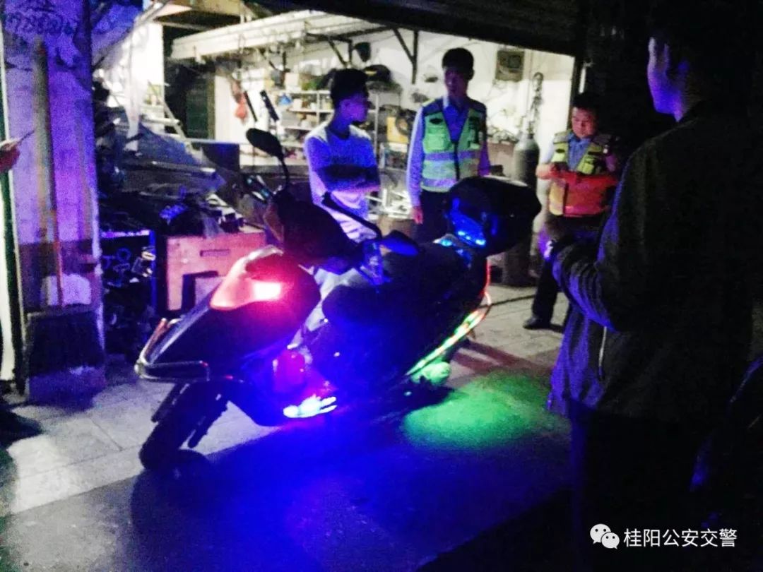 护航高考 郴州交警夜查飙车党