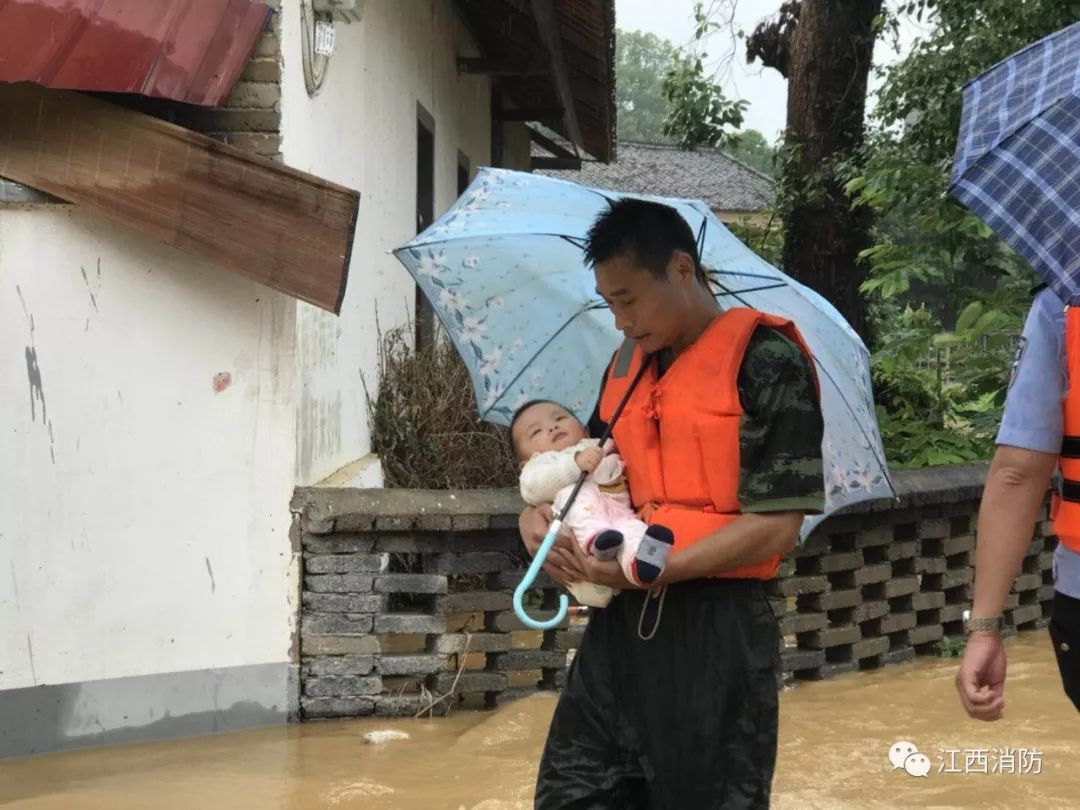 江西吉安多地洪灾 婴儿为消防战士撑伞(图)