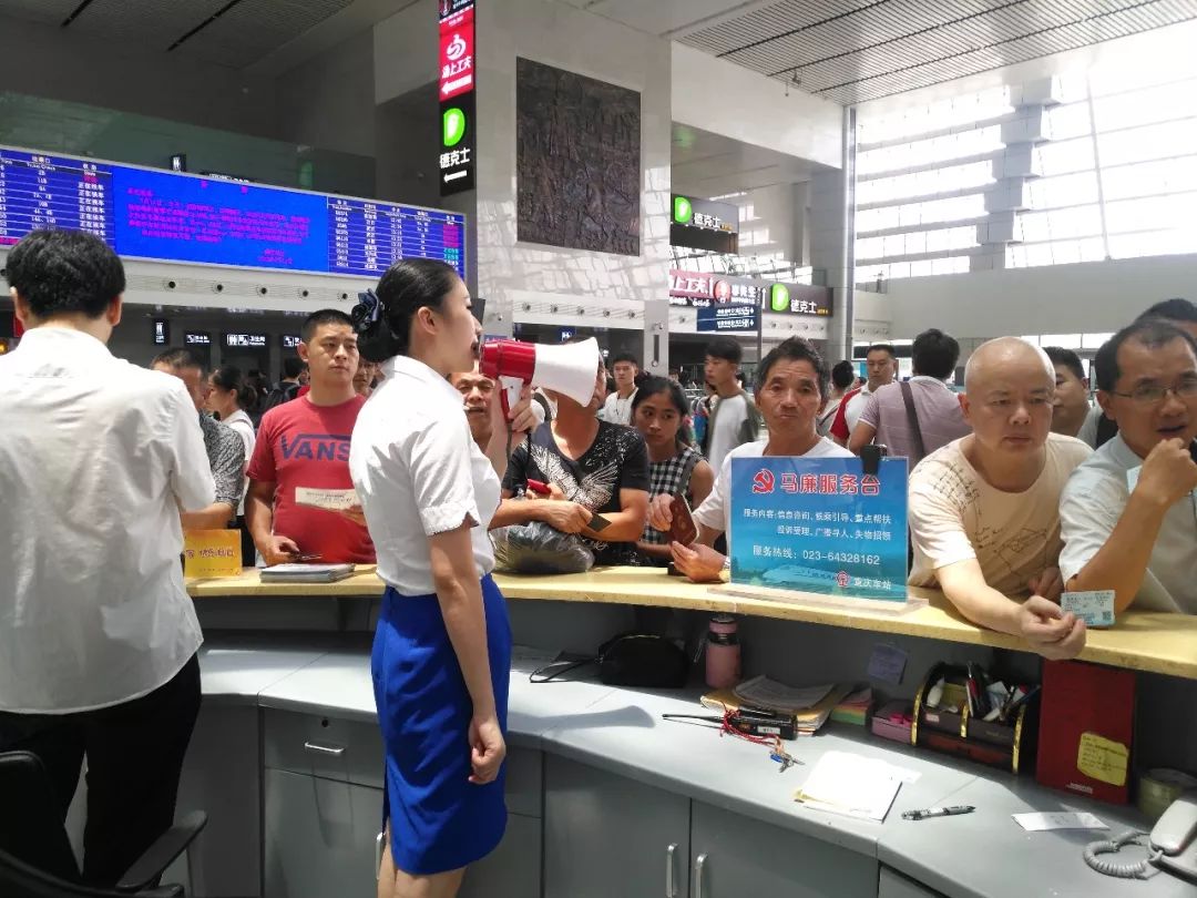 原创:受台风暴雨影响,我市火车站今天停运列车