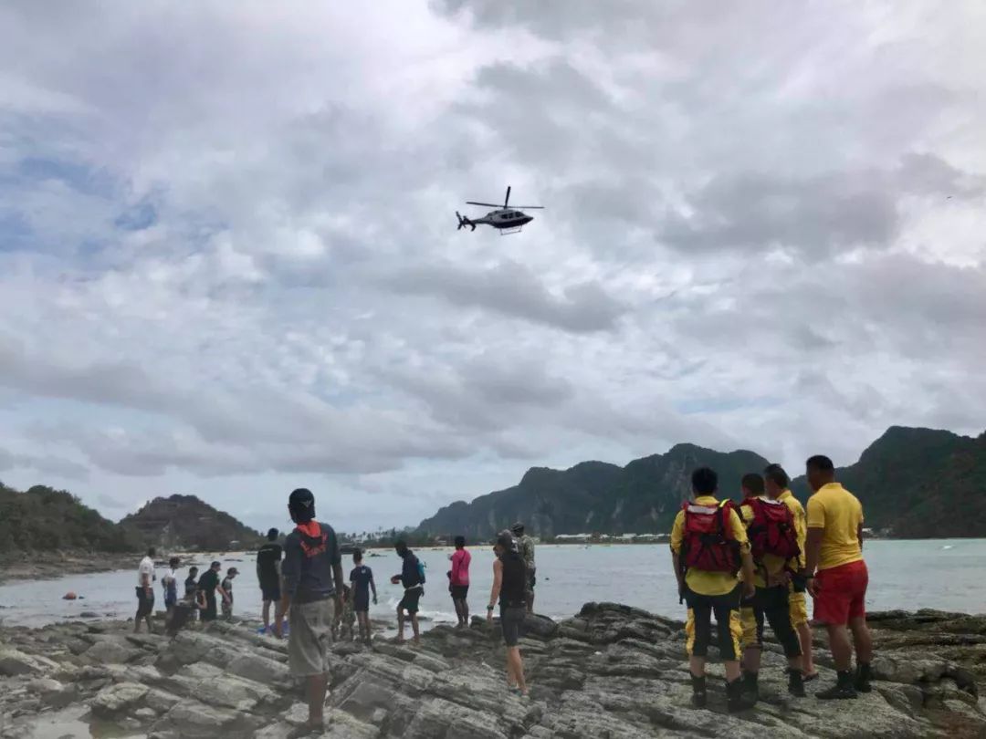 搜寻到最后一具遗体后，皮皮岛上的搜救队员们。（图片来自公羊队）