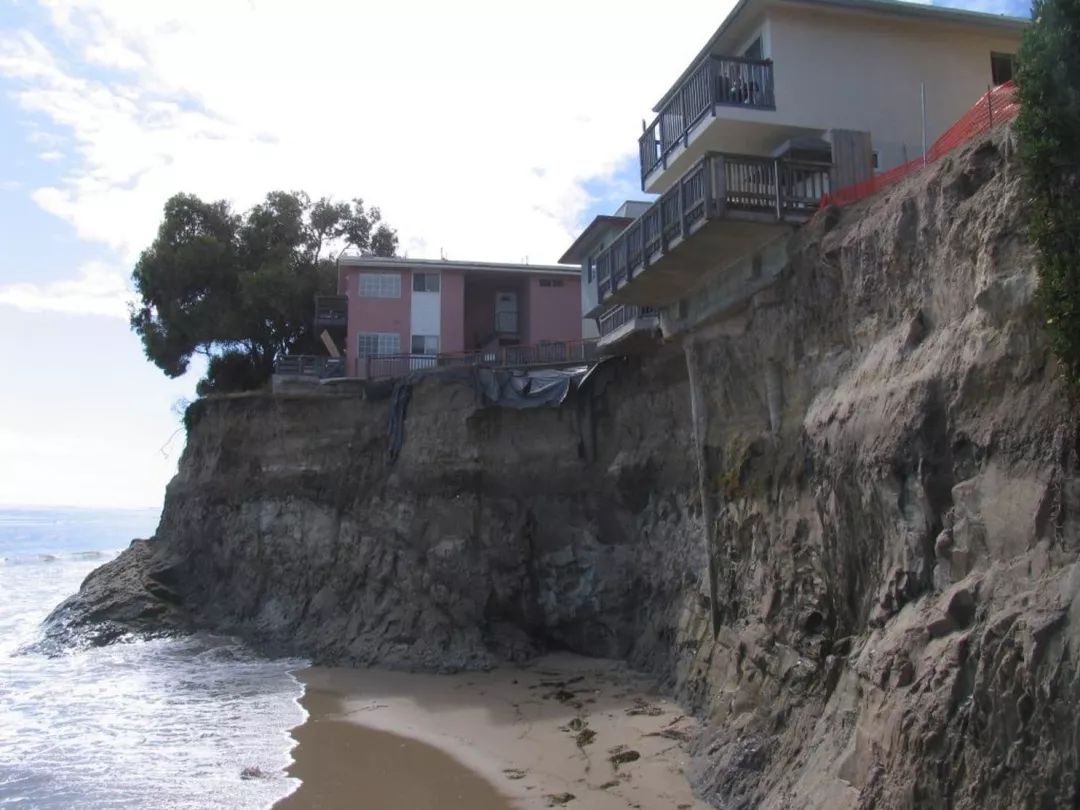 2005年，海边悬崖上的房子 图源：美国地质调查局