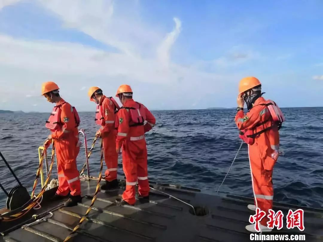 广州打捞局赴泰救援队员在事故现场作业。广州打捞局供图