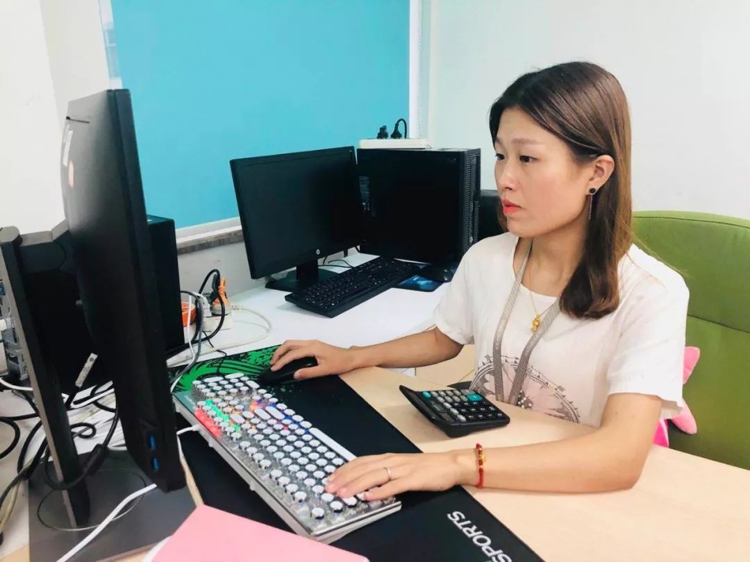 做过6年一线客服,她另谋出路,转身归来成了人