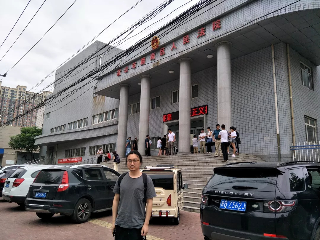 8月22日，赵勇在河北省唐山市路南区法院门口等待开庭。