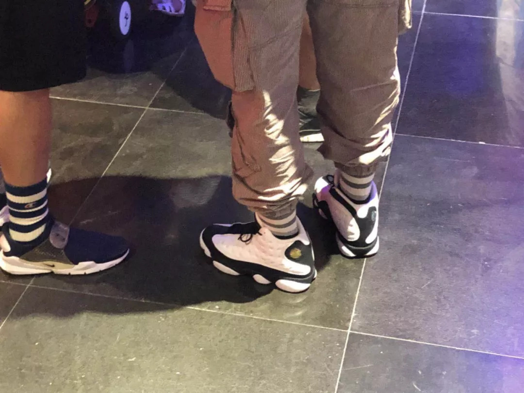 疯狂!AJ13熊猫鞋成都今天发售!奶爸们抱起娃娃都来抢!