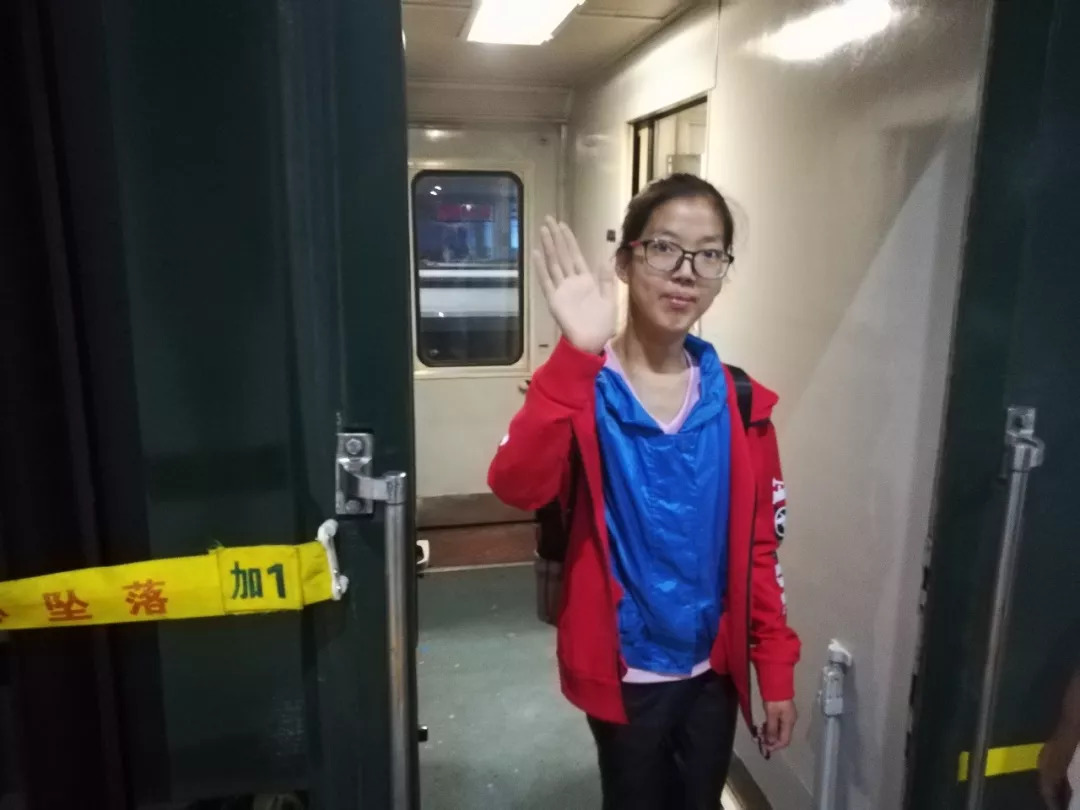 【爱心帮】9月1日晚，赵千千踏上前往齐齐哈尔的列车，如愿迈进大学校门